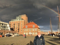 Jutta mit Regenbogen im alten Hafen