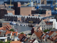 Alter Hafen mit restaurierten Gebäuden