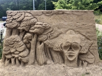 Sandskulptur beim Eingang des Baumwipfelpfades