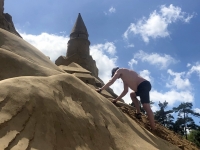 2020 07 13 Binz Sand Festival Ausbesserungsarbeiten an der Sandburg vom letzten Jahr