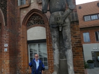 Altstädter Rathaus mit Statue Roland