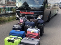 21 Koffer in einem der 5 Busse
