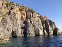 Viele Höhlen in den Buchten
