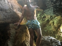 Max kraxelt aus der Höhle