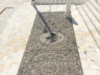 Aperi Mosaik vor Bischofskirche