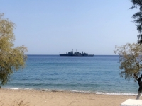 Marineschiff in der Bucht vor Pigadia