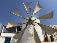 Sehr schöne Windmühle bei der Taverne Milos
