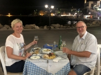 2020 09 14 Pigadia Hafenpromenade Prost beim Abendessen Rest Mesogeios