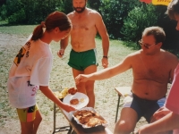 1993 08 02 Gerald verteilt Essen beim Vereinsjugendlager St Pankraz