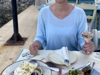 Jutta mit griechischem Salat und Ceviche Fischsalat
