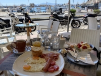 Frühstück im Hafenrestaurant