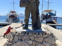 Schwammtaucherdenkmal im Hafen