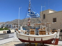 Segelschiff vor der Kirche Agios Nikolaios