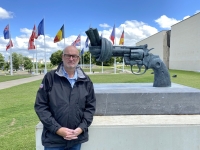 2021-07-06-Caen-Memorial-mit-beruehmtem-Pistolenknoten