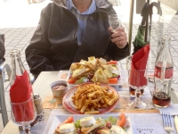 2021-07-06-Caen-Salate-mit-Pommes-zum-Mittagessen