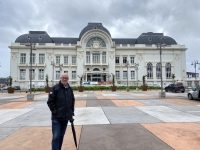 2021-07-06-Trouville-sur-Mer-Casino-dahinter-unser-Hotel