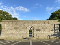 2021-07-07-La-Cambe-deutscher-Soldatenfriedhof-Eingang
