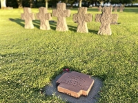 2021-07-07-La-Cambe-deutscher-Soldatenfriedhof-tausende-Kreuze