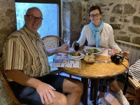 2021-07-08-Mont-Saint-Michel-Abendessen-in-ehrwuerdigen-Gemaeuern