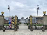 2021-07-15-Schloss-und-Park-Fontainebleau-vor-dem-Eingang