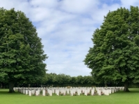 2021-07-07-Bayeux-Britischer-Soldatenfriedhof-mit-Baeume