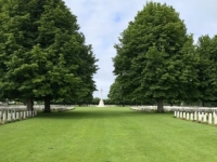 2021-07-07-Bayeux-Britischer-Soldatenfriedhof-riesiges-Feld