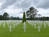 2021-07-07-Colleville-sur-Mer-amerikan-Soldatenfriedhof-Kreuze