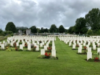 2021-07-05-Oeffentlicher-und-Militaerfriedhof-auf-der-Strecke