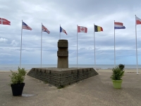 Bernieres-sur-Mer-Landungsstrand-am-Juni-Beach-Denkmal
