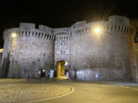 Saint-Malo-Stadtmauer-bei-Nacht