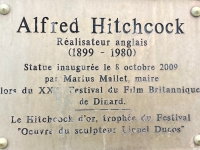 Denkmal-fuer-Alfred-Hitchcock-Beschreibung