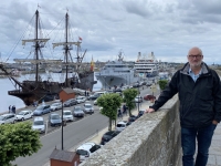 2021-07-09-Saint-Malo-Stadtmauer-mit-Schiffen