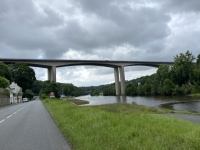 Neue-Bruecke-ueber-den-Fluss