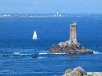 Leuchtturm-mitten-im-Meer