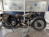 Motorrad-aus-dem-Jahre-1928-im-Museumseingang
