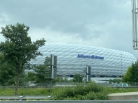 Vorbeifahrt-in-Muenchen-bei-der-Allianz-Arena