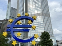 2021 08 04 Frankfurt Euro Zeichen vor der alten EZB