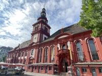 Der Turm trennt Rathaus und Kirche