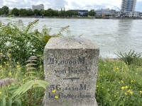 Kilometeranzeiger am Rhein