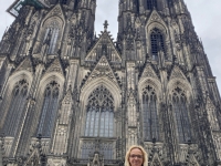Kollegin Dagmar vor dem Kölner Dom