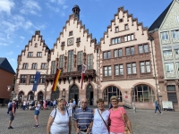 Rathaus mit Römer und Gruppe aus Peuerbach