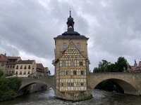 Rathaus mitten im Fluss Regnitz