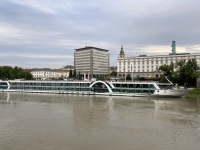 2021 08 26 Linz Donauufer mit zweitem Amadeusschiff