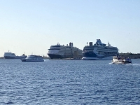 Zwei Kreuzfahrtschiffe liegen im Hafen