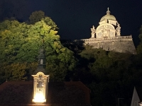 2021 10 22 Ehrenhausen Mausoleum bei Nacht