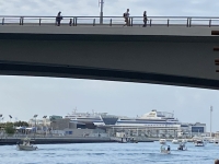 AIDA-Kreuzfahrtschiff-liegt-im-Hafen