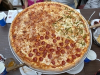 Riesen-Pizza-am-Nebentisch
