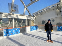 2022-01-18-Joe-schwingt-einige-Runden-am-Eislaufplatz