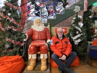 2022-02-15-Rovaniemi-Weihnachtsmanndorf-Weihnachtsmann-wohin-man-schaut