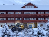 2022-02-19-Schneeraeumung-im-Hotel-Innenhof